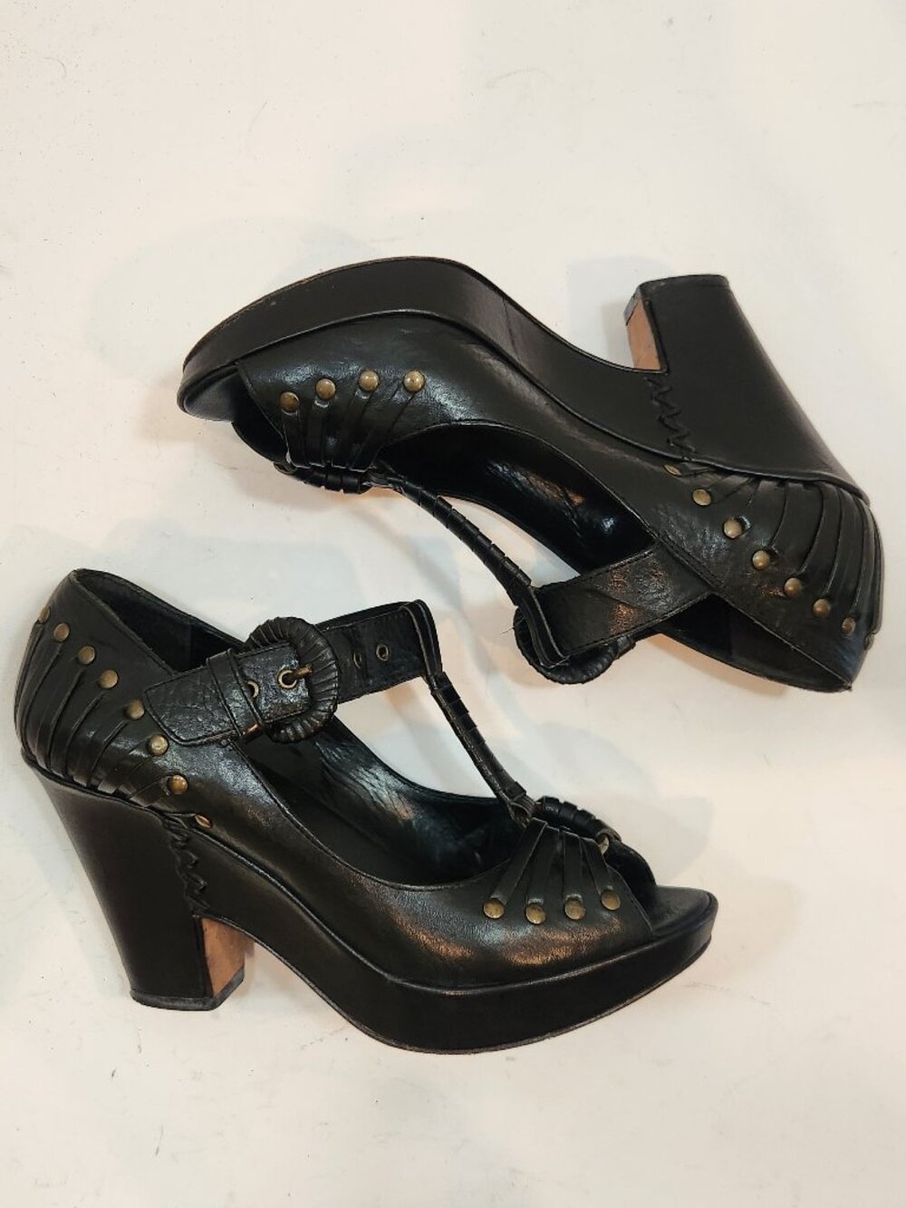 Frye Joy Black Leather Studded T-Strap Platform Sandals Made in Brazil Size 7B